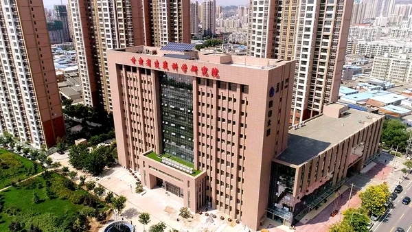 甘肅省建筑科學(xué)研究院（集團(tuán)）有限公司，成立于1973年，是甘肅省領(lǐng)先從事建筑科學(xué)研究和科技研發(fā)的綜合性咨詢(xún)與技術(shù)服務(wù)機(jī)構(gòu)，是國(guó)家高新技術(shù)企業(yè)、全國(guó)用戶(hù)滿(mǎn)意標(biāo)桿企業(yè)、甘肅省科技創(chuàng)新型企業(yè)。