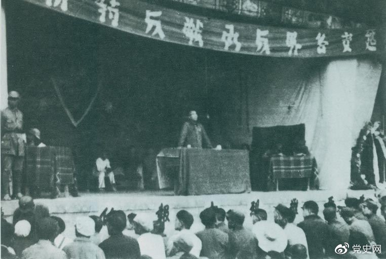 　　1946年7月26日，朱德在延安各界反對(duì)內(nèi)戰(zhàn)動(dòng)員大會(huì)上發(fā)表講話，號(hào)召全國(guó)人民團(tuán)結(jié)起來(lái)，打退國(guó)民黨軍對(duì)解放區(qū)的進(jìn)攻。