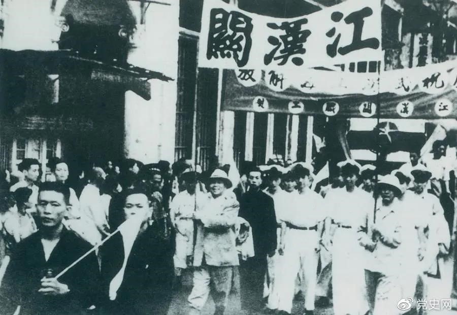 1949年5月17日，第四野戰(zhàn)軍解放武漢。圖為武漢人民歡慶解放。