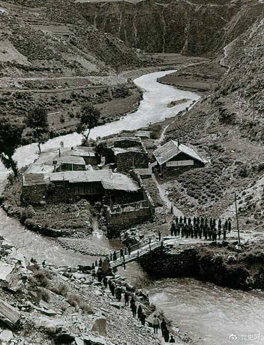 　　1935年6月12日，中央紅軍先頭部隊在夾金山北麓四川懋功達維鎮(zhèn)同紅四方面軍先頭部隊勝利會師。圖為當(dāng)年的會師橋。