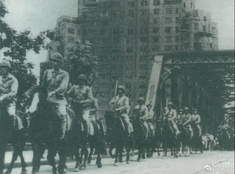 　　1949年5月，人民解放軍殲滅退守上海的敵軍15萬人，解放了這個(gè)中國最大的城市。圖為解放軍進(jìn)駐上海。