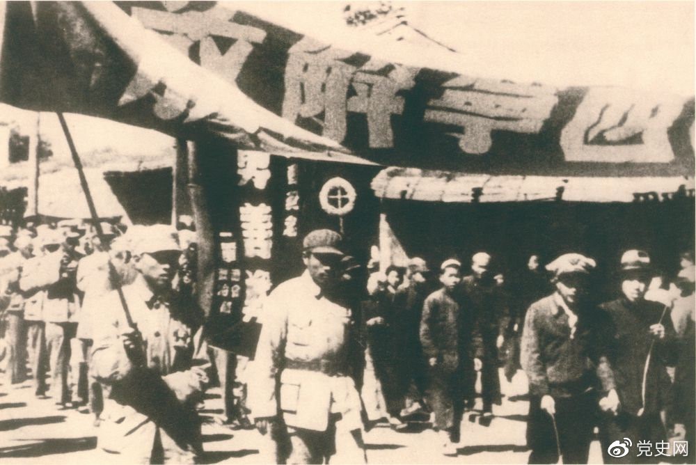 1949年9月，青海西寧解放。圖為人民解放軍列隊進入西寧城區(qū)。