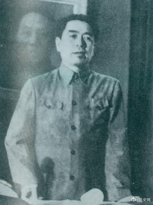 1949年7月6日，周恩來出席中華全國文學藝術(shù)工作者代表大會。圖為周恩來在會上作政治報告。