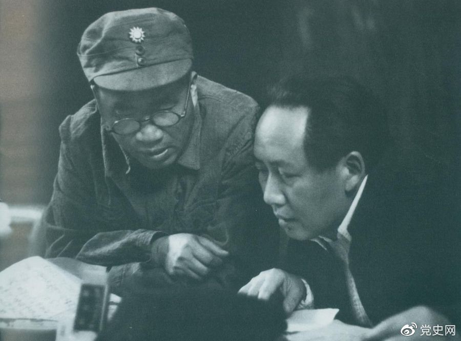 1945年4月，毛澤東和朱德在中國共產(chǎn)黨第七次全國代表大會上。