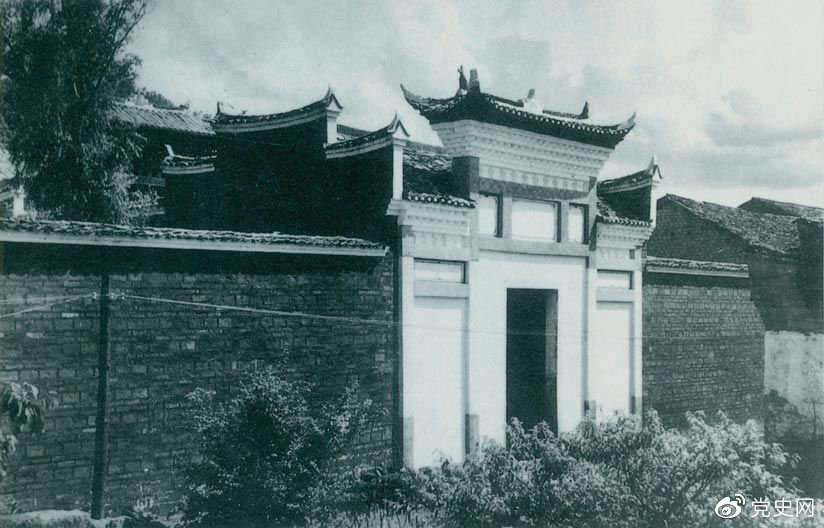 1927年10月3日，毛澤東率領(lǐng)湘贛邊界秋收起義部隊(duì)到達(dá)江西寧岡縣古城，主持召開前委擴(kuò)大會(huì)議，討論在井岡山建立革命根據(jù)地的問題。圖為會(huì)議舊址。