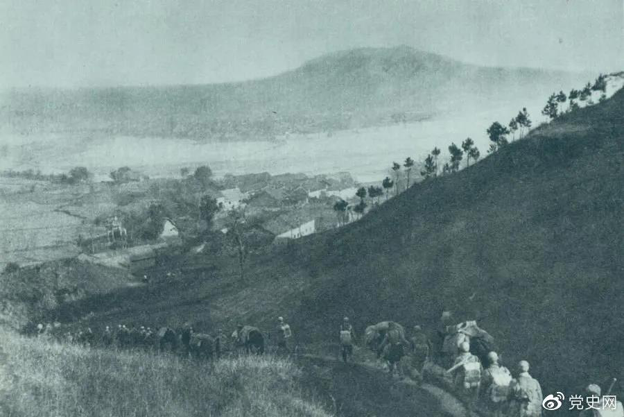 1945年4月6日，太行部隊等向白晉、同蒲沿線上的日軍展開攻擊。這是八路軍向祁縣開進。